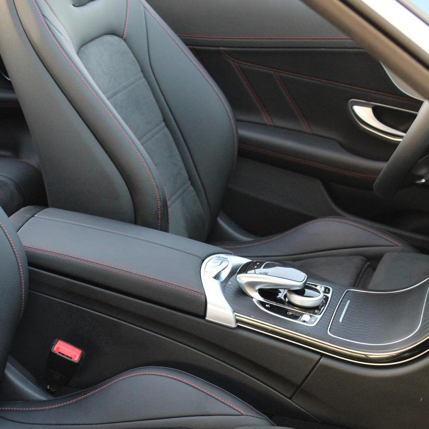 mercedes-c200-convertible-interer-karbonovye-detali-dubai-rental