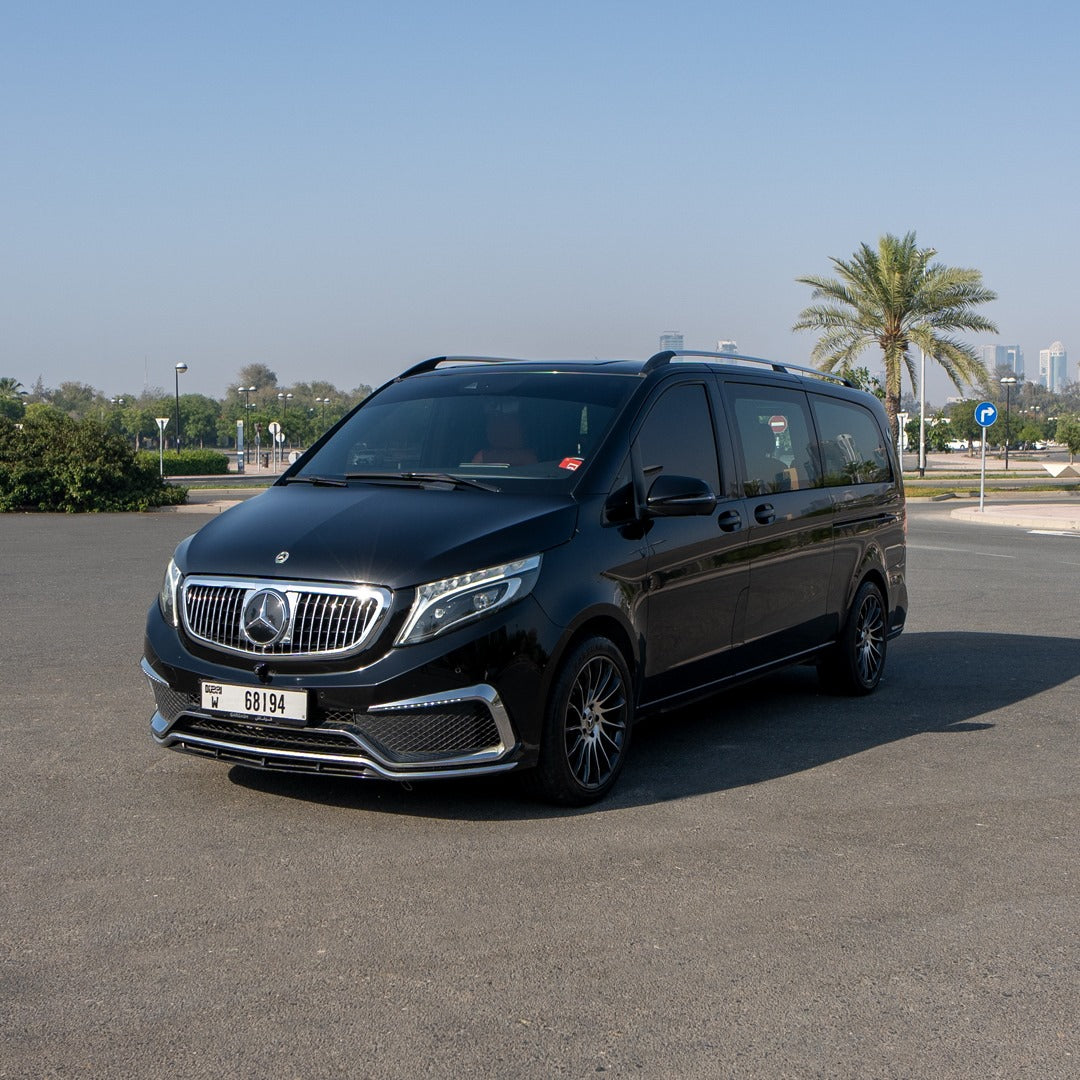 mercedes-falcon-na-ulicah-dubaya-rental