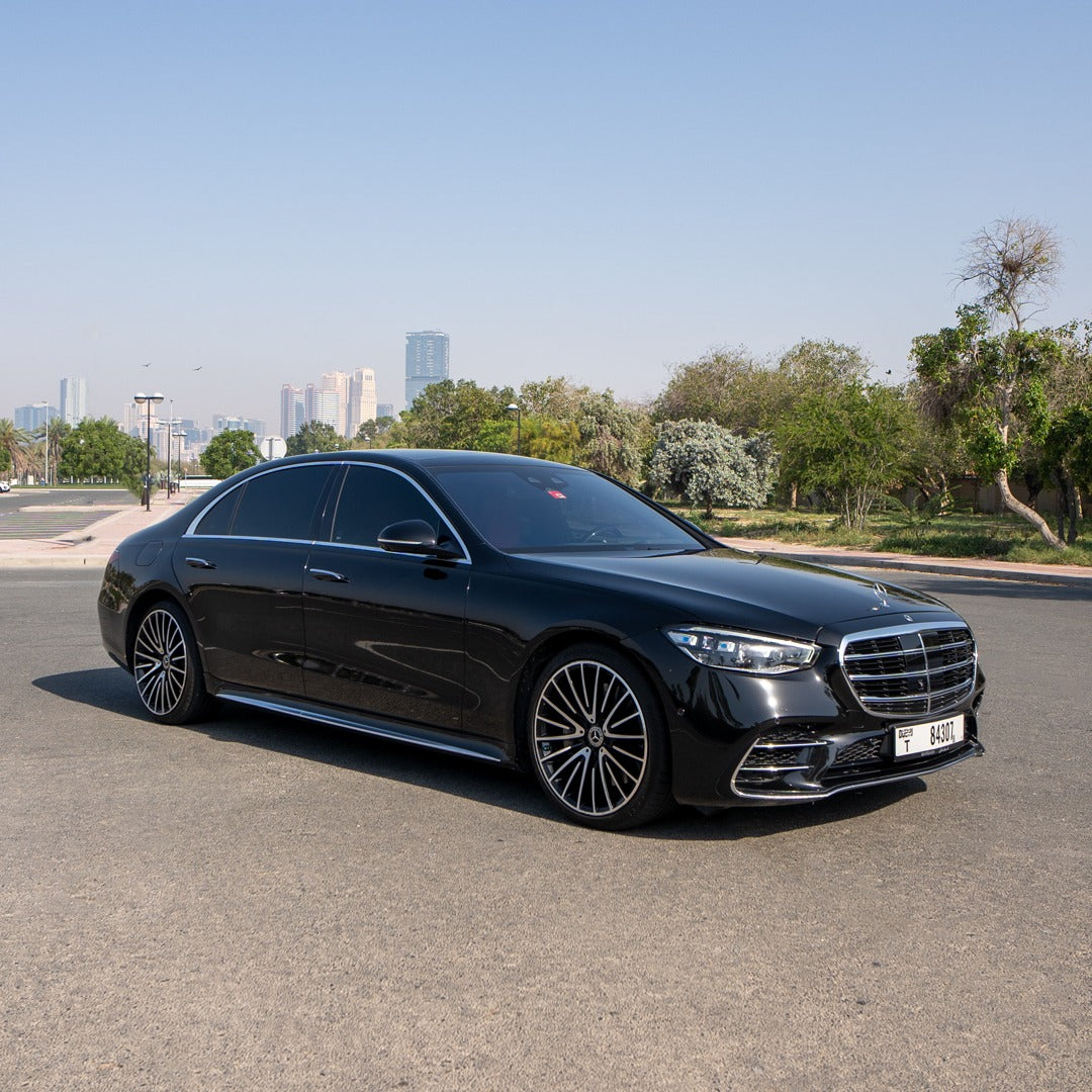 mercedes-s580-bokovoy-vid-dubai-rental