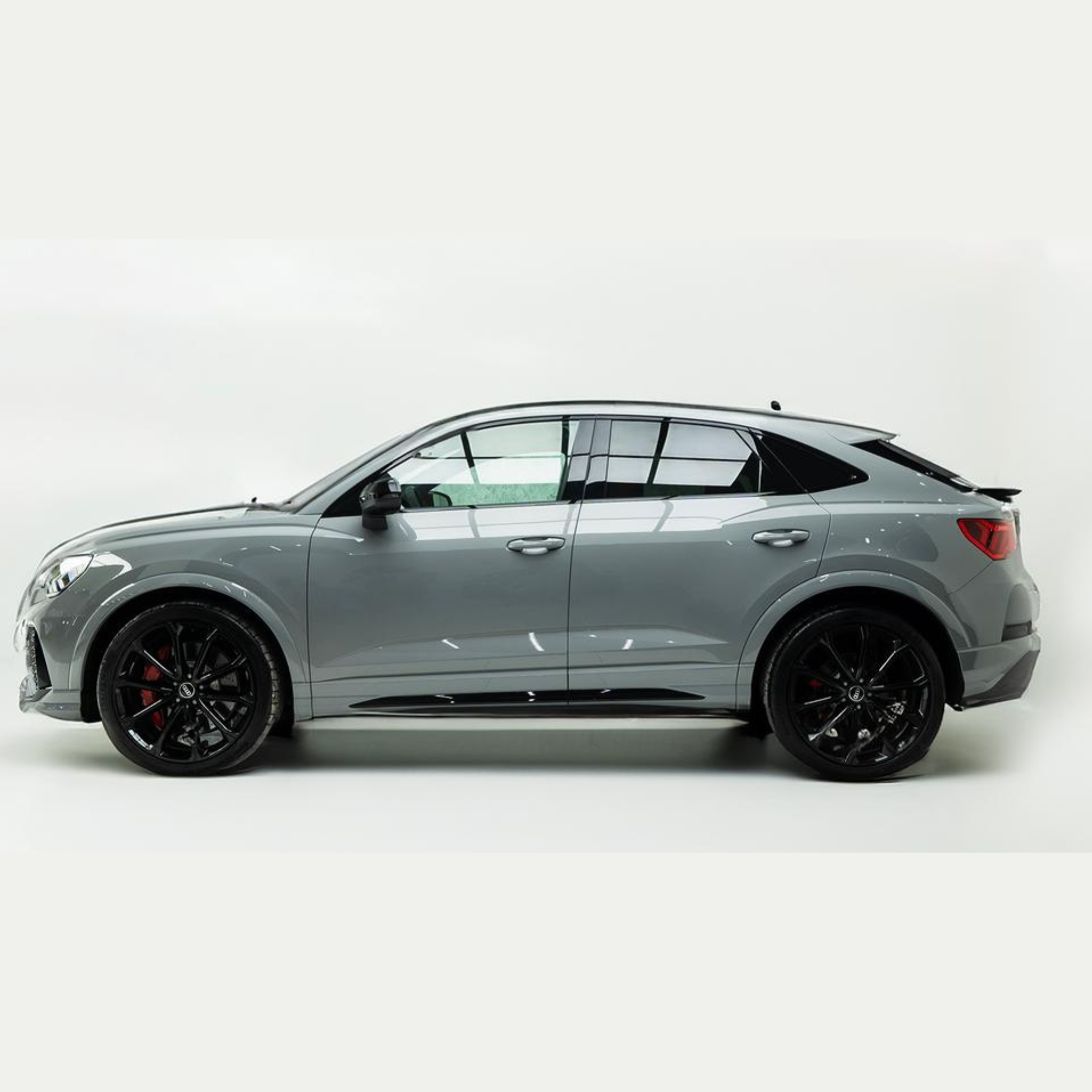 prokat-audi-rs-q3-bokovoy-vid-dubai-rental