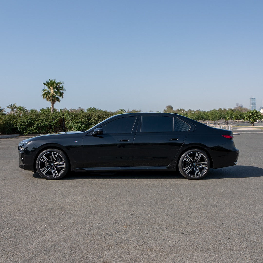prokat-bmw-7-series-bokovoy-vid-dubai-rental