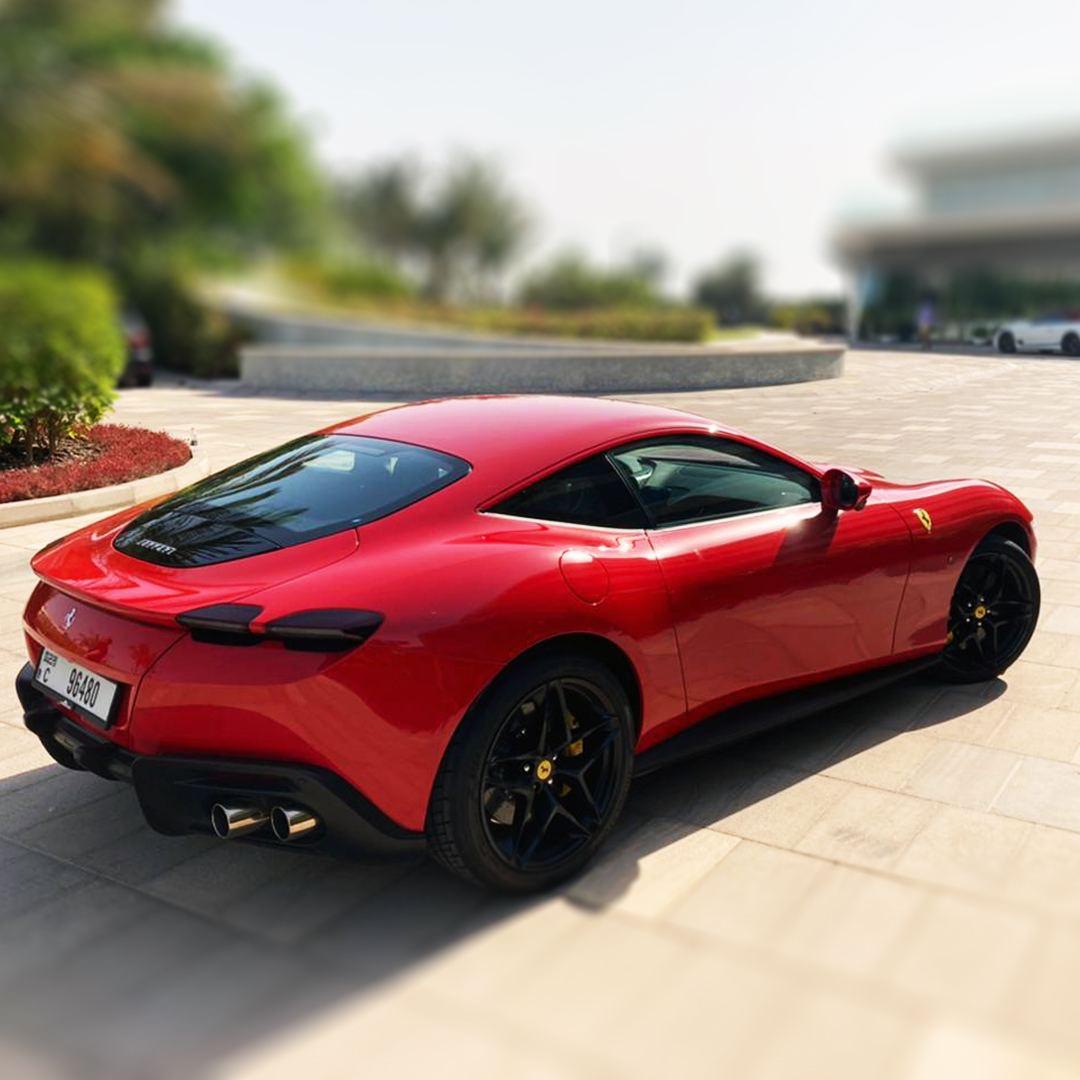 prokat-ferrari-roma-bokovoy-vid-dubai-rental