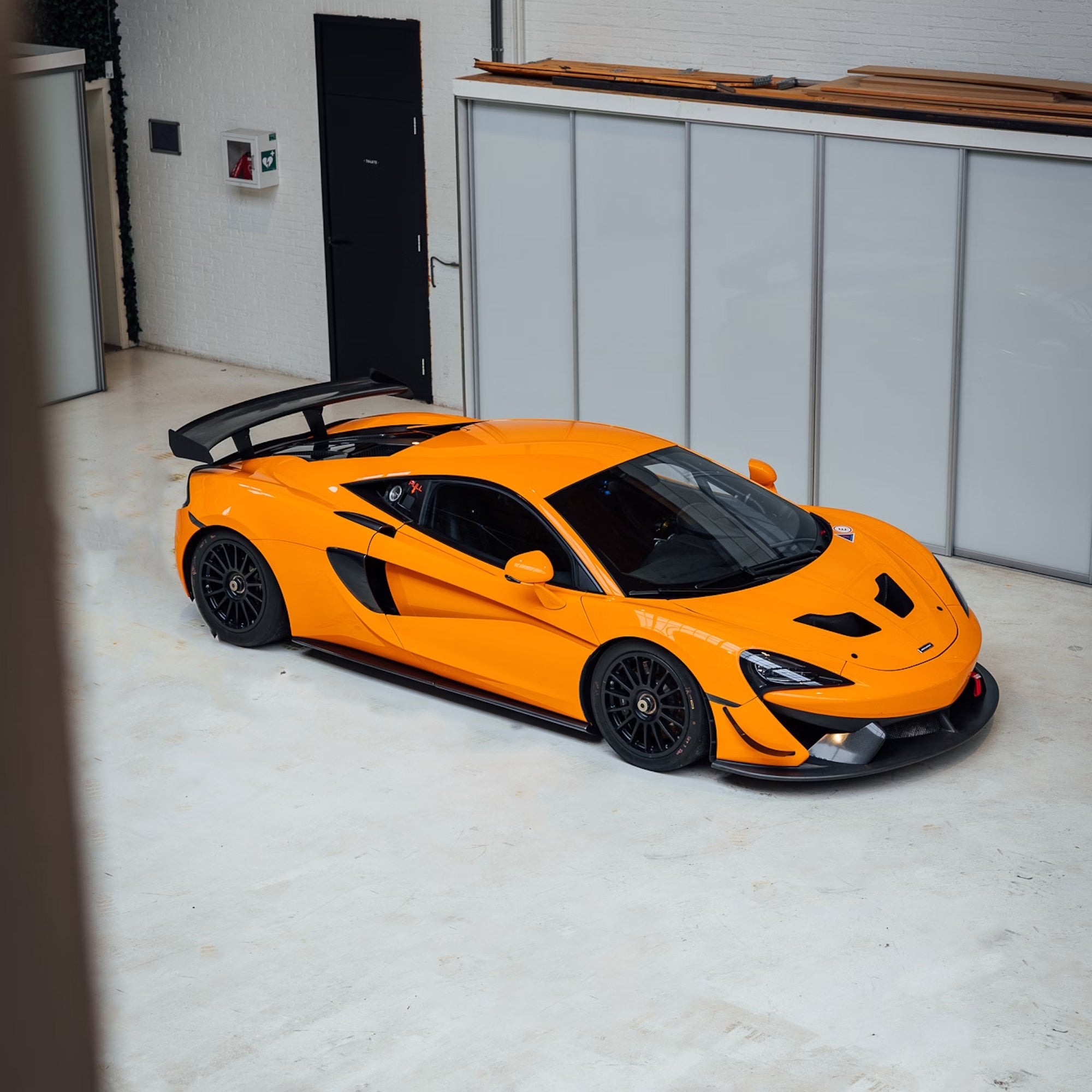 prokat-mclaren-570s-bokovoy-vid-dubai-rental
