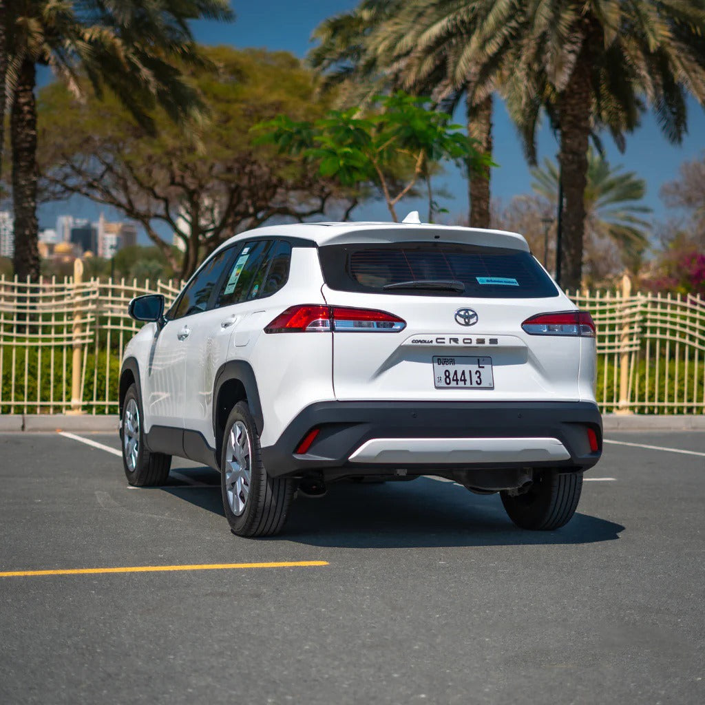 prokat-toyota-corolla-cross-zadniy-vid-dubai-rental