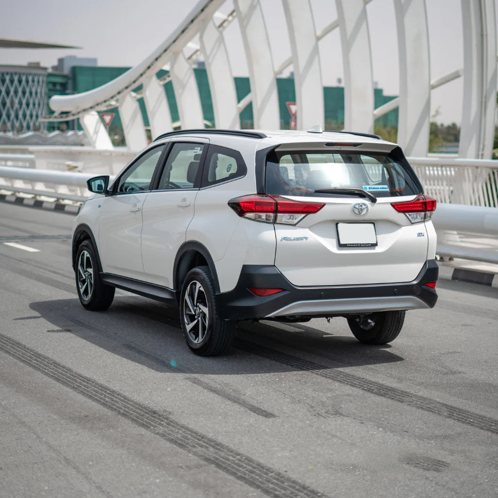 prokat-toyota-rush-zadniy-vid-dubai-rental