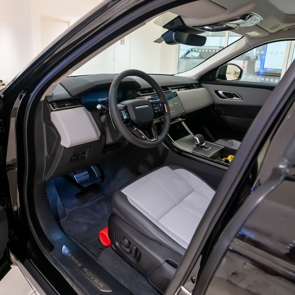 range-rover-velar-rulevoe-upravlenie-dubai-rental