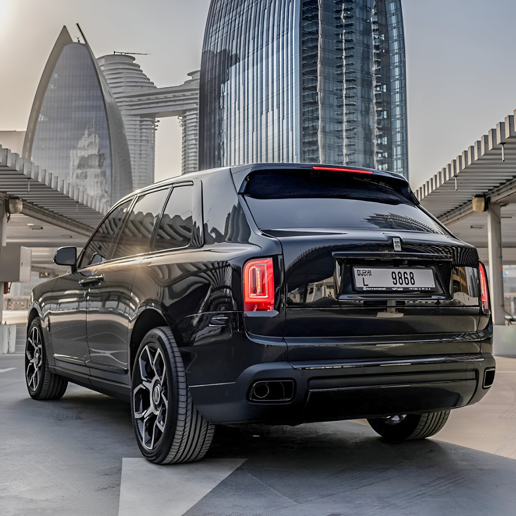 rolls-royce-cullinan-zadniy-vid-dubai-rental