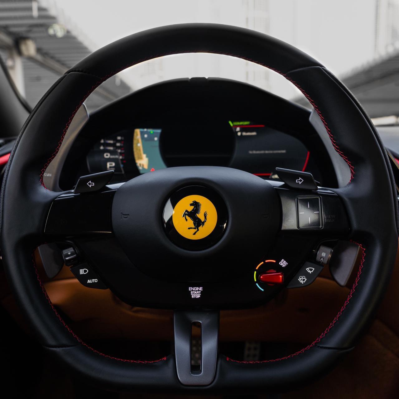 rulevoe-koleso-ferrari-roma-dubai-rental
