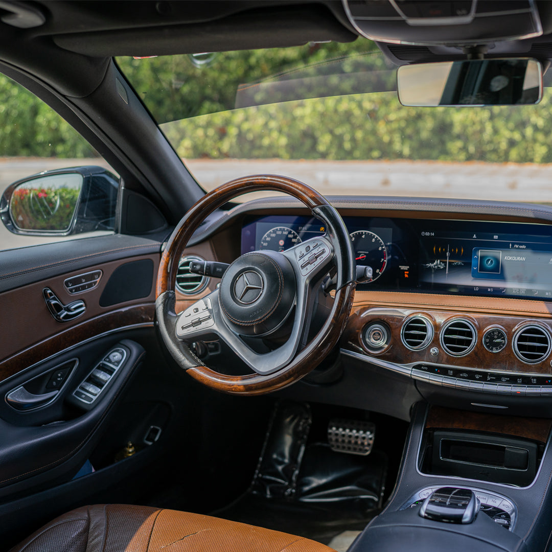 rulevoe-koleso-mercedes-s450-dubai-rental