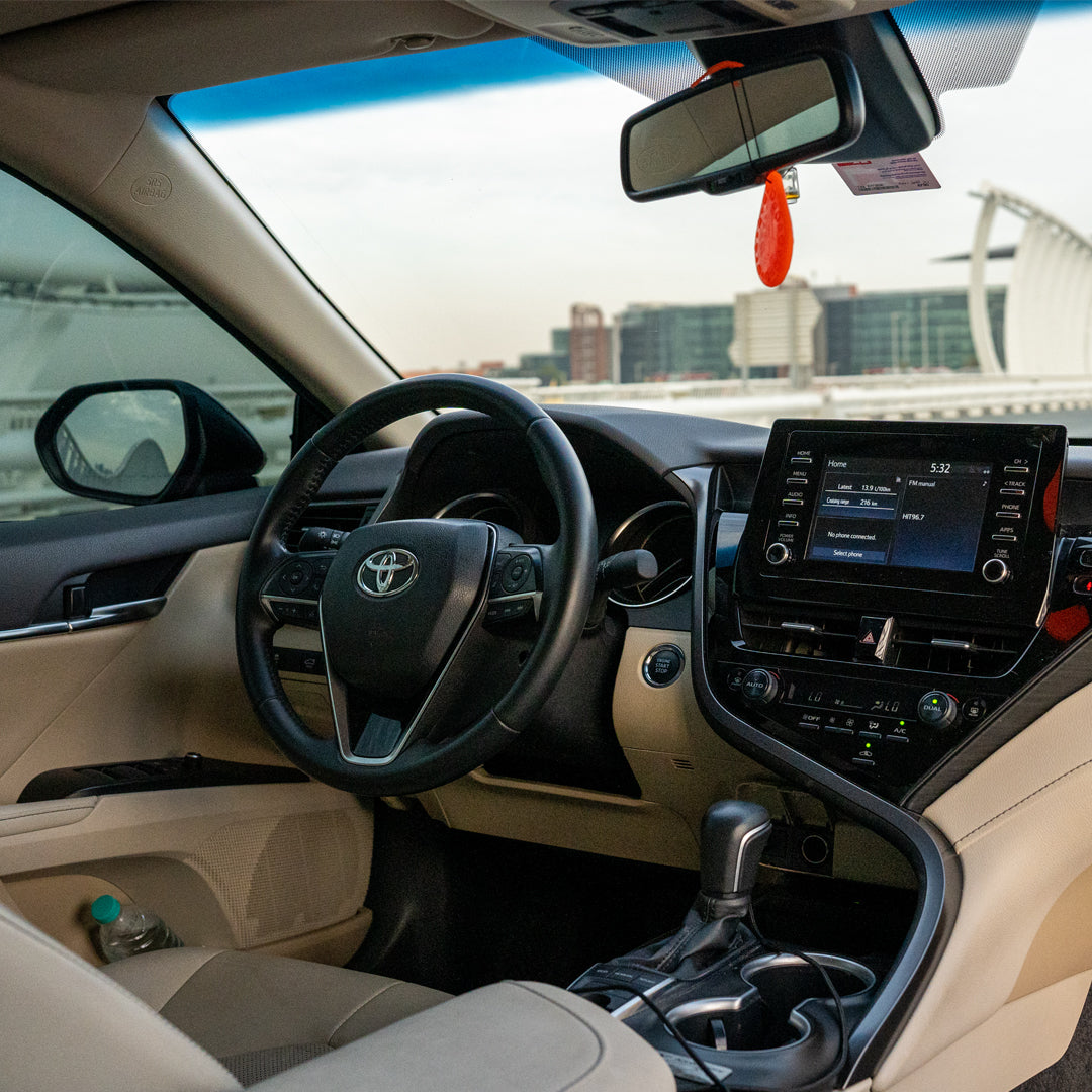rulevoe-koleso-toyota-camry-dubai-rental