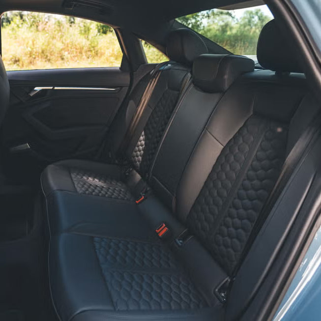 salon-audi-rs3-kozhanie-sidenya-dubai-rental