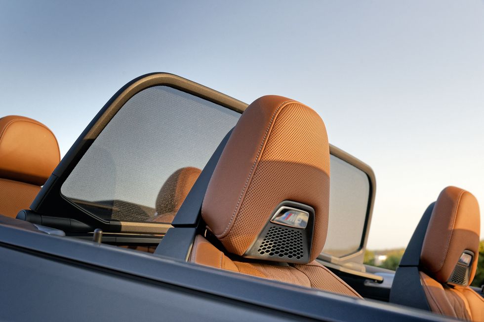 salon-bmw-m8-convertible-kozhanie-sidenya-dubai-rental