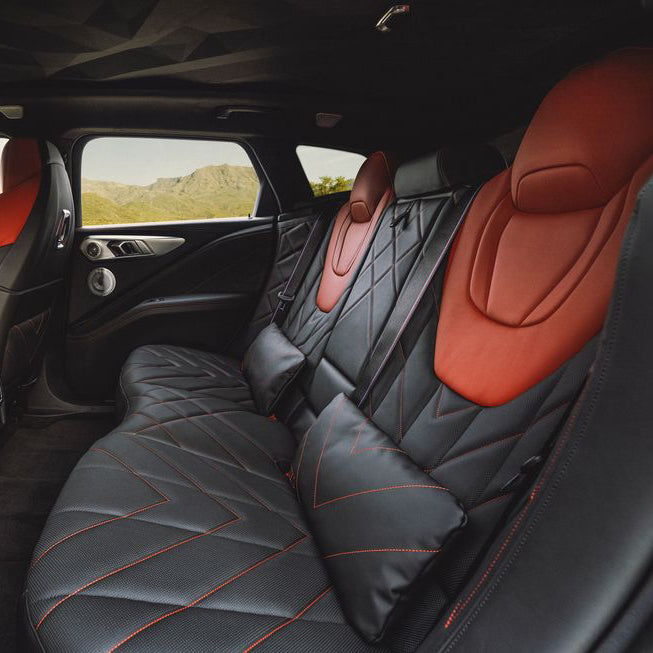 salon-bmw-xm-kozhanie-sidenya-dubai-rental