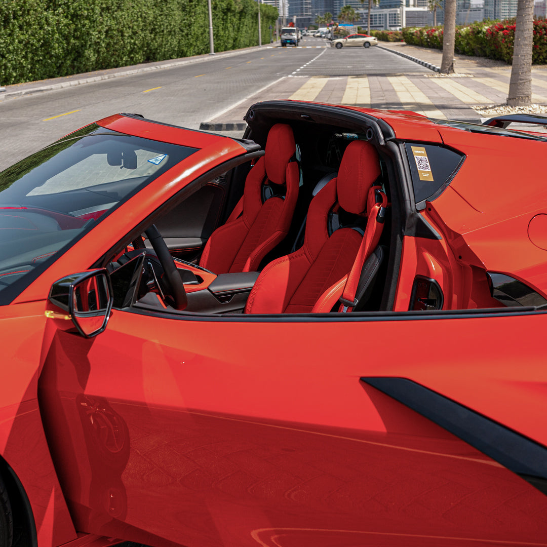 salon-chevrolet-corvette-kozhanie-sidenya-dubai-rental