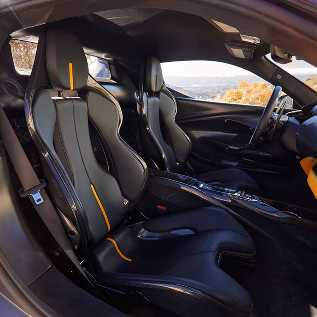 salon-ferrari-296-gtb-kozhanie-sidenya-dubai-rental