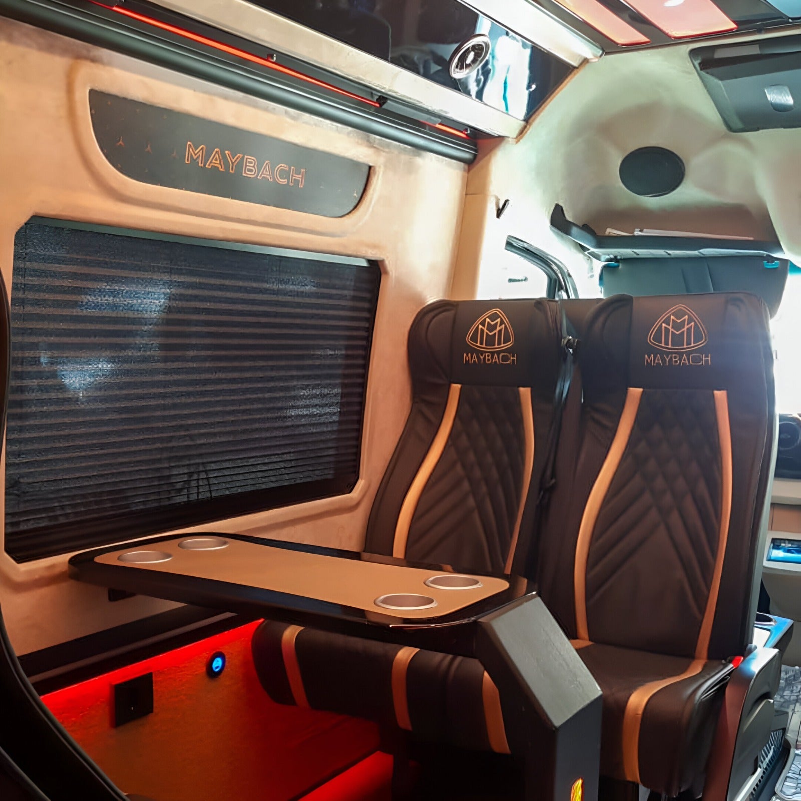 salon-mercedes-sprinter-maybach-kozhanye-sidenya-dubai-rental