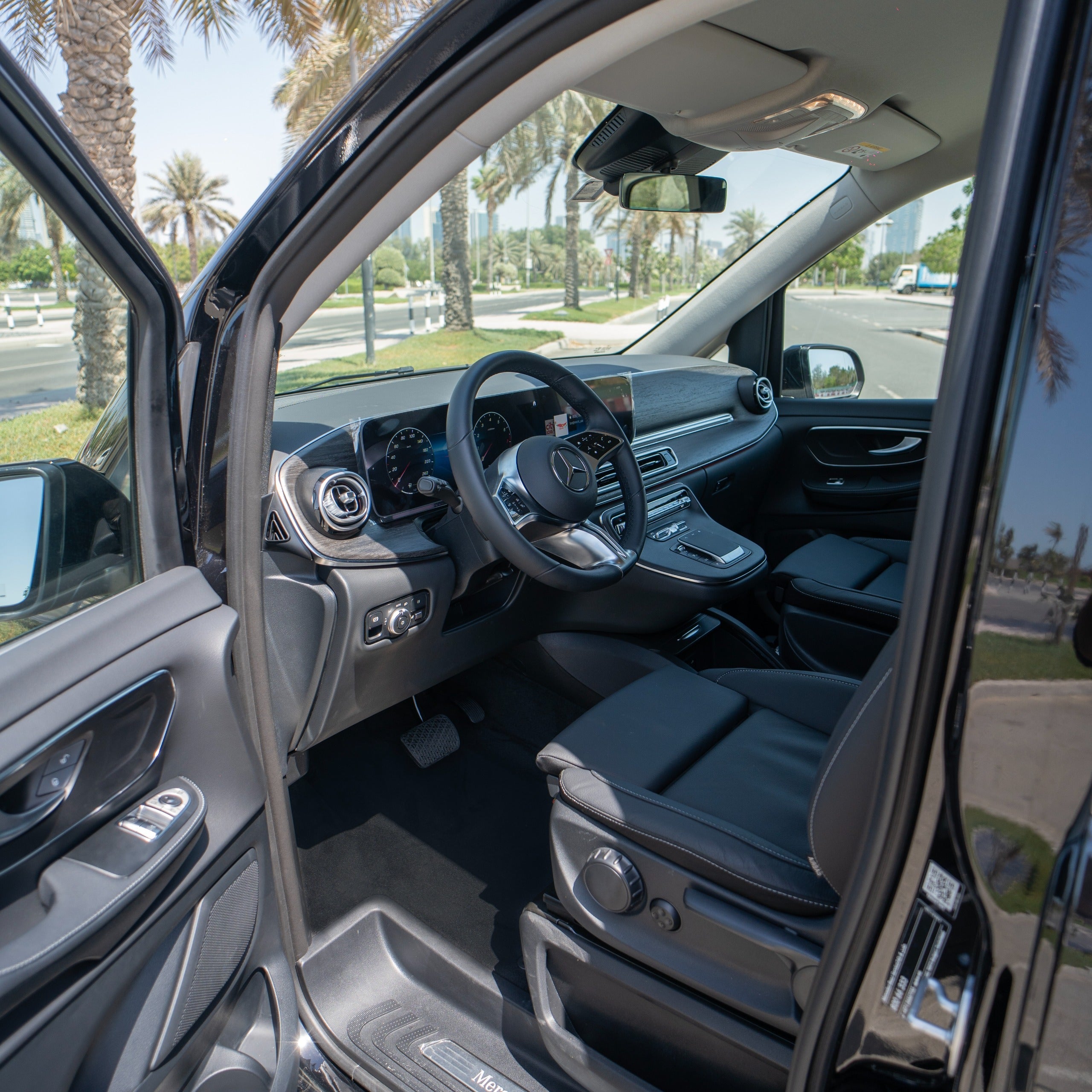 salon-mercedes-v300-panel-dubai-rental