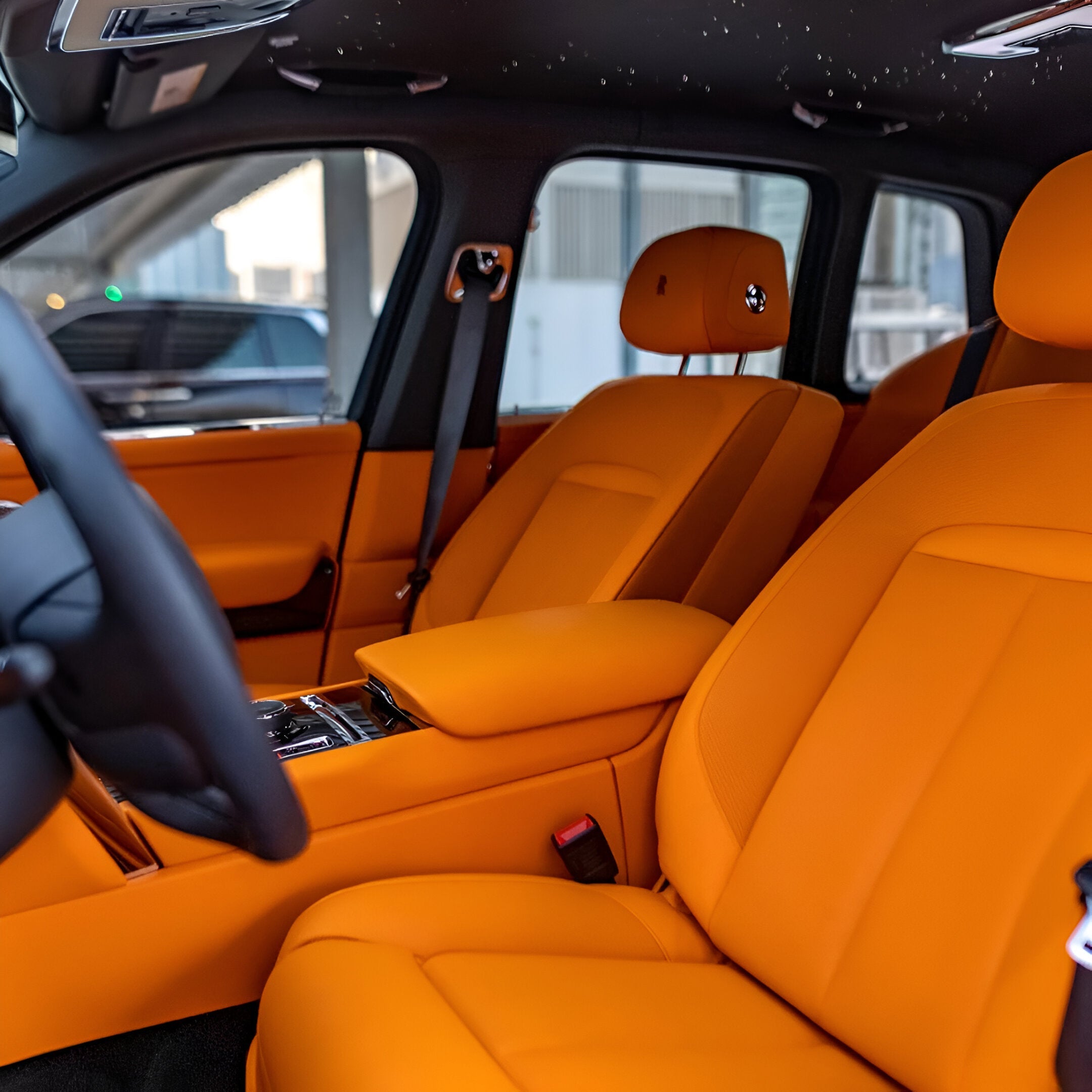 salon-rolls-royce-cullinan-sidenya-dubai-rental
