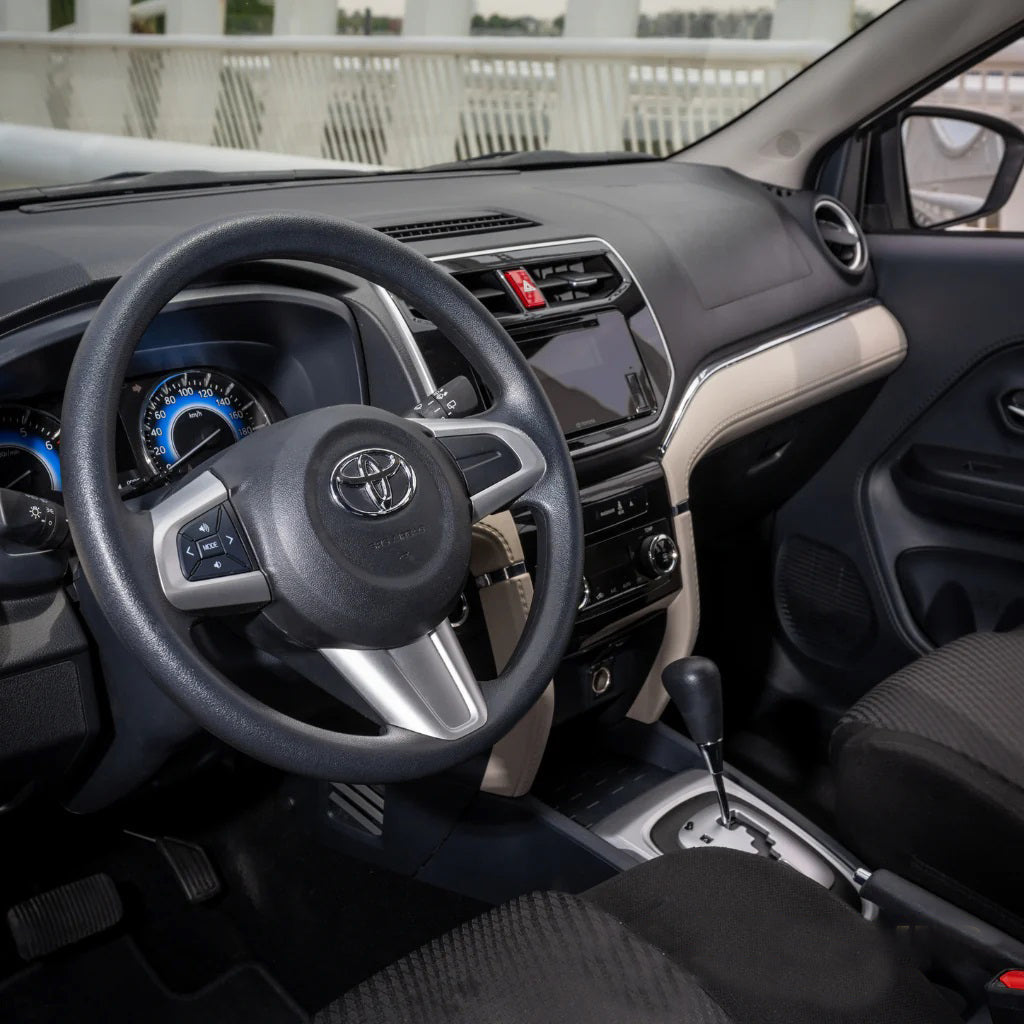 toyota-rush-rulevoe-upravlenie-dubai-rental